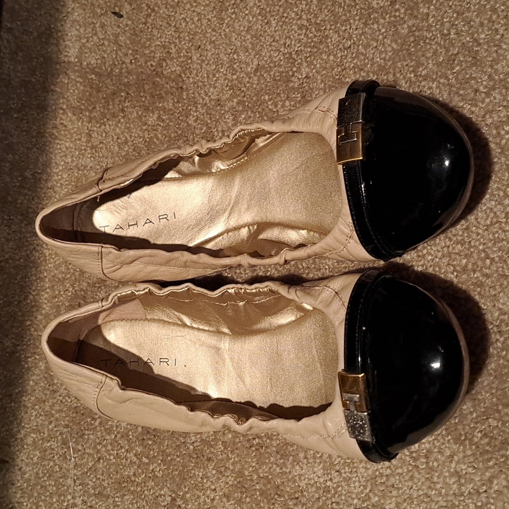 Tahari Glenda size 7 flats